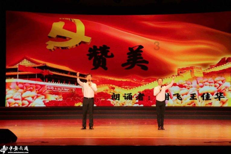 辣目洋子的脸被粉丝用来扫福，为什么辣目洋子可以与粉丝玩成一片？游戏画面